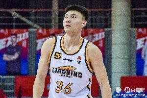 九游娱乐-开局2记三分！鄢手骐12分钟三分2中2贡献6分 正负值+5